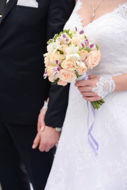 Gelin ve damat merasimde yan yana duruyorlar.