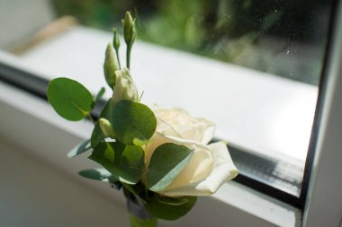 Güzel ışıklarda minik düğün buketleri