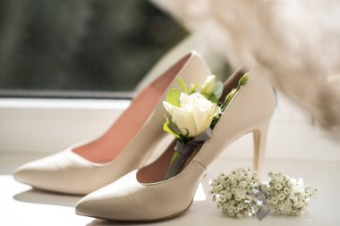 Pencere zemininde çiçek olan gelin ayakkabıları