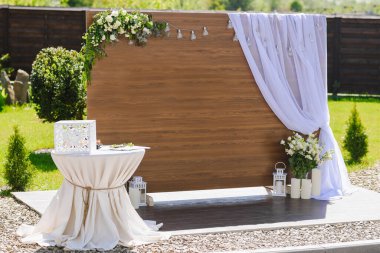 Çiçekler ve lambalar ile dekore edilmiş fotoğraf alanı