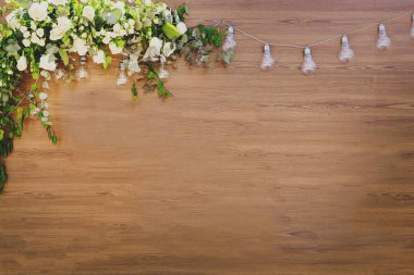 Çiçekler ve lambalar ile dekore edilmiş fotoğraf alanı