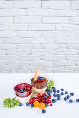 Böğürtlenli tatlı bardaklar ve beyaz üzümlü üzümler. Tiramisu ve pannacota