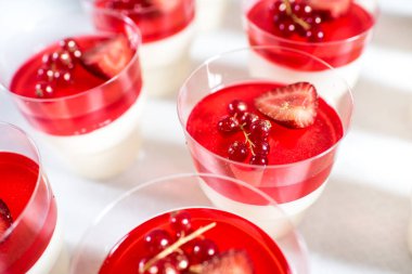 Yaban mersinli ve üzümlü tatlı kremalı panacotta.