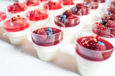 Yaban mersinli ve üzümlü tatlı kremalı panacotta.