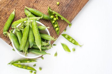 Tahta üzerinde beyaz bir bezelye kabuğu. Boşluğu kopyala