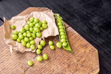 Ahşap zemin üzerinde bezelye tohumları