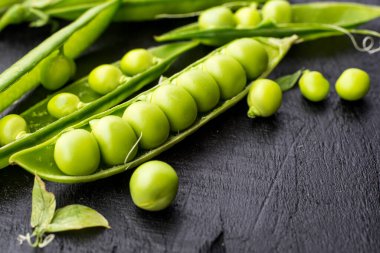 Siyah üzerine açık bezelye kabukları, makro