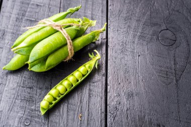 Bir grup bezelye birbirine bağlanmış.