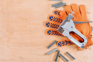 Ahşap arka planda bir zımba var.