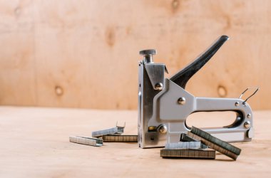 Ahşap arka planda bir zımba var.