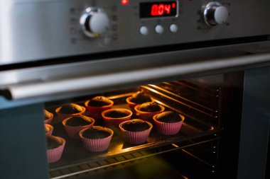 Lezzetli kekler fırında pişiyor.