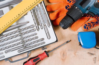 Ahşap arka planda diğer el işi aletleri olan bir tornavida.