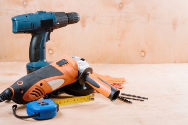 Ahşap arka planda enstrüman ve araçlar inşa etmek ve üretmek