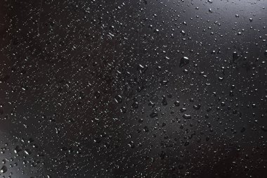 Siyah yüzey üzerinde bir su damlası, arka plan