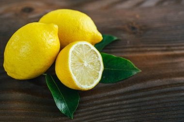 Ahşap arka planda taze limonlar. Boşluğu kopyala