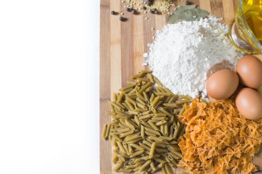 Yiyecek malzemeleri, makarna, un, ahşap tahtada yağ.
