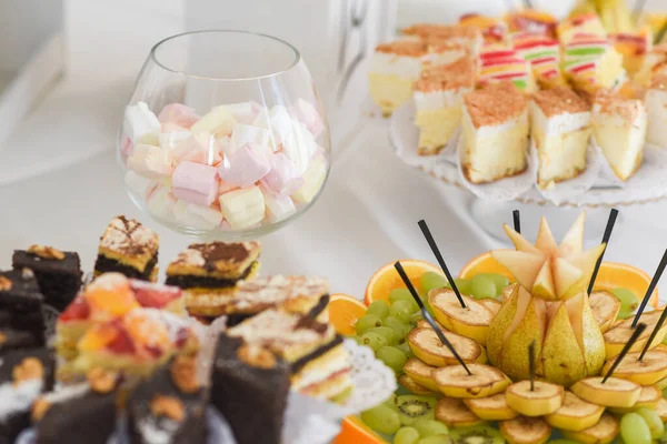 Leckere Desserts Buffet Bei Der Hochzeit — Stockfoto