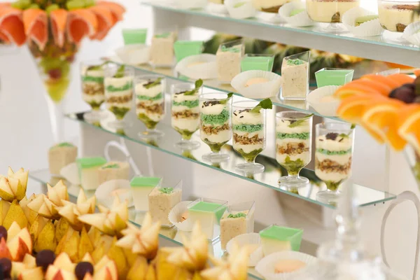 Leckere Desserts Buffet Bei Der Hochzeit — Stockfoto