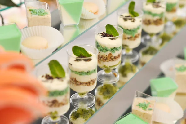 Leckere Desserts Buffet Bei Der Hochzeit — Stockfoto