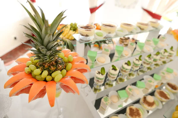 Leckere Desserts Buffet Bei Der Hochzeit — Stockfoto