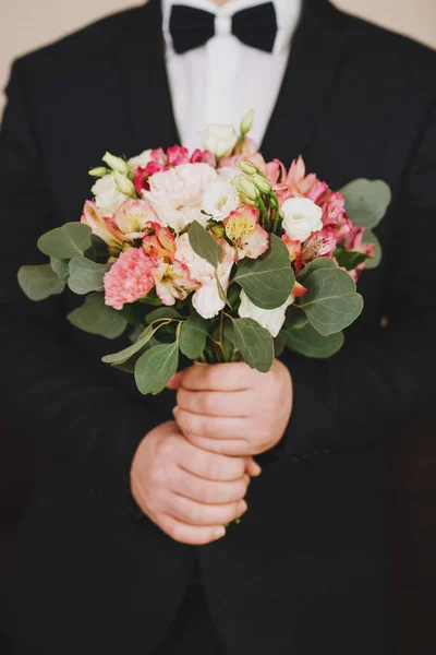 Groom Holding Wedding Bouquet Crop Hands — Stock Photo, Image