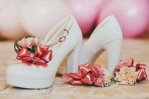 Panna Młoda Białe Buty Kwiatami Dniu Ślubu — Zdjęcie stockowe