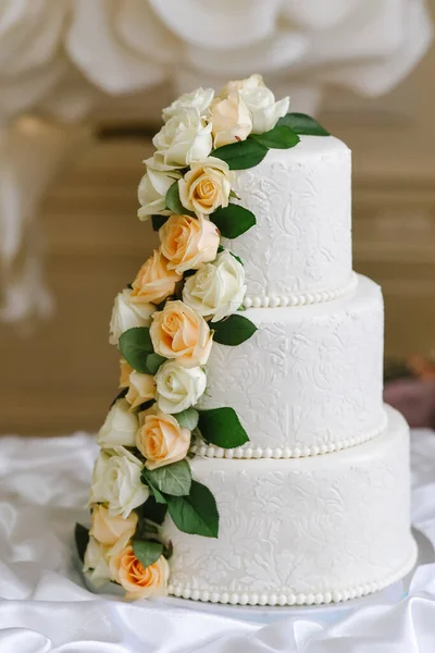 Grand Gâteau Mariage Blanc Décoré Roses — Photo