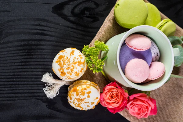 Sweet Colored Macaroons Composition Flowers Black Background Copy Space — Stock Photo, Image
