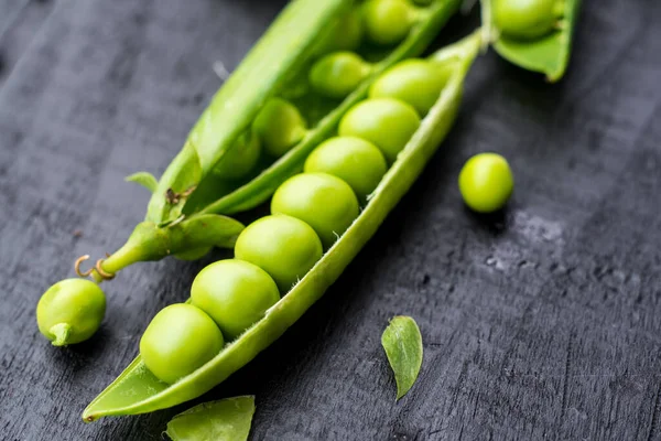 Öppnade Ärtkapslar Svart Makro — Stockfoto