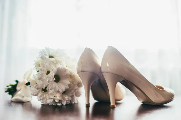 Brides Shoes Bouquet Window — Stock Photo, Image
