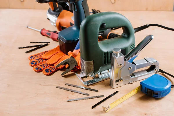 Elektrische Bouw Knutselwerktuigen Gereedschap Houten Ondergrond — Stockfoto