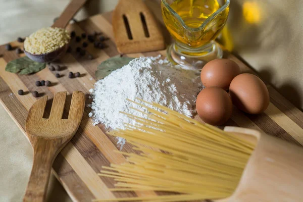 Ingredientes Alimentarios Pasta Harina Aceite Sobre Tabla Madera — Foto de Stock