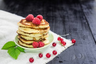 Siyah arka planda çilekli tatlı gözlemeler. Boşluğu kopyala
