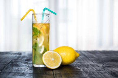 Siyah zemin üzerinde nane şekeri olan limonata tazeleniyor