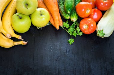 Siyah arka planda meyveler ve sebzeler. Üst Manzara. Boşluğu kopyala