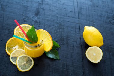 Siyah arka planda taze portakal suyu.