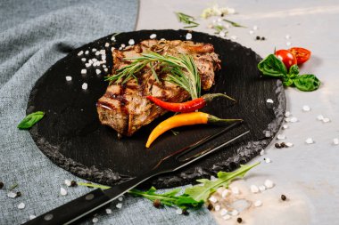 Ahşap arka planda baharatlı leziz biftek.