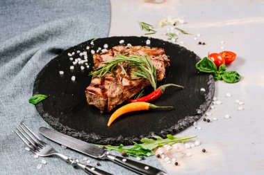 Ahşap arka planda baharatlı leziz biftek.