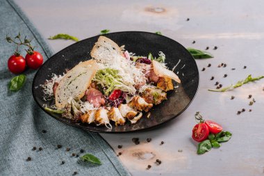 Ahşap arka planda et, kızarmış ekmek ve sebze tabağı.