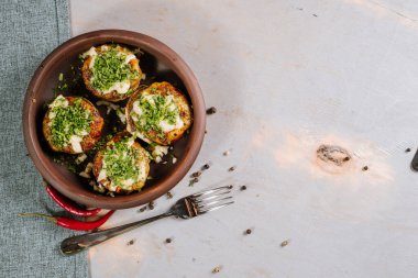 Ahşap zemin üzerinde otlar olan et pirzolası tabağı.