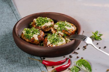 Ahşap zemin üzerinde otlar olan et pirzolası tabağı.