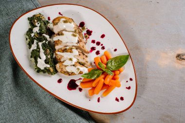 Ahşap arka planda soslu ve havuçlu et yemeği.