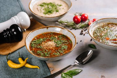 Ahşap arka planda farklı çorba tabakları var.