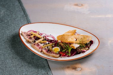 Sebzeli et yemeği, kızarmış ekmek ve ahşap arka planda sos.