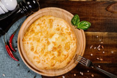 Ahşap arka planda geleneksel Gürcü yemekleri Khachapuri