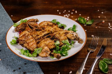 Ahşap arka planda otlu kızarmış bıldırcın.