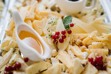 Açık büfe masasında farklı peynirli tabak.