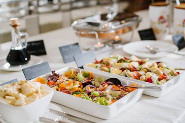 Büfe masasında salata karışımı.