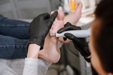 Güzellik salonunda pedikür sürecinde olan bir kadın ayağı