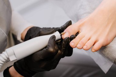 Güzellik salonunda pedikür sürecinde olan bir kadın ayağı